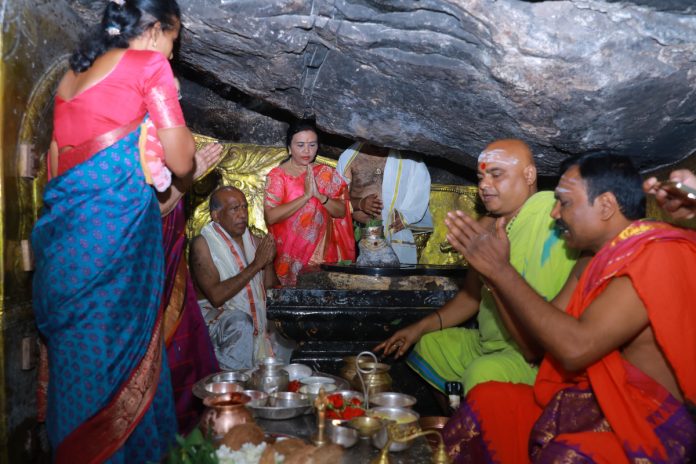 Jhansi Reddy couple worship at Somanna temple