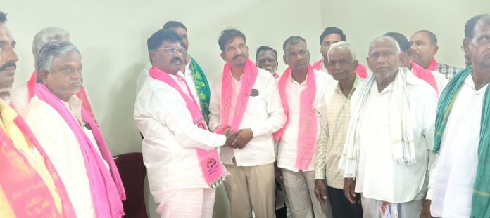 Joining BRS in the presence of former MLA Shinde
