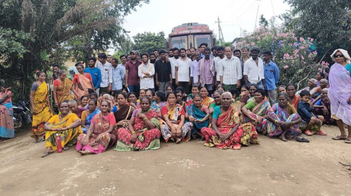 Kamalapuram villagers block sand lorries