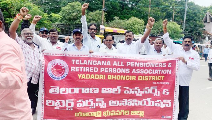 Leaders who joined the Mahadharna of retired employees