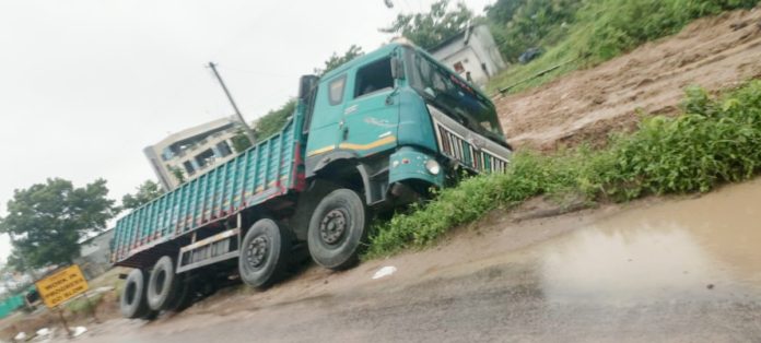 Lorry overturns on national highway..