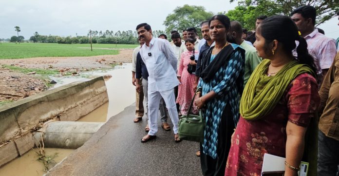 MLA Prashanth Reddy visits flood-affected villages