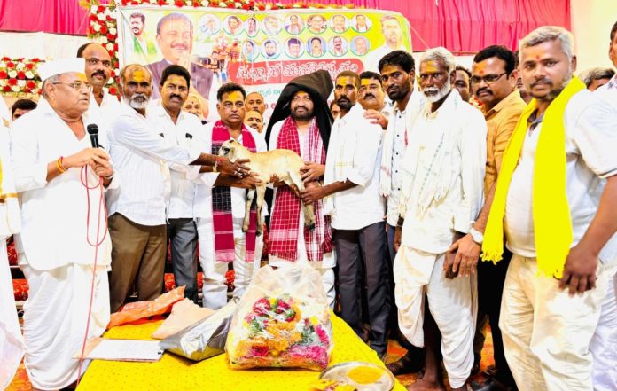 MLA honored under the auspices of Kuruma Sangam
