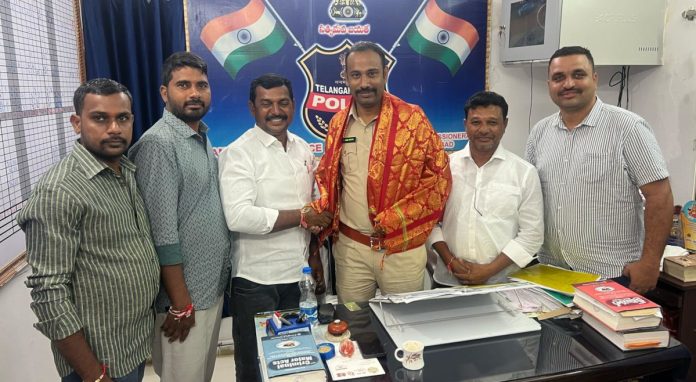 Market Committee Director honors SI Anil Reddy