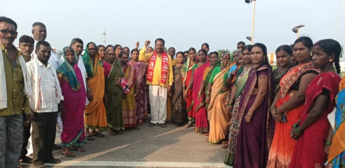 Mid-day meal workers leave for Hyderabad