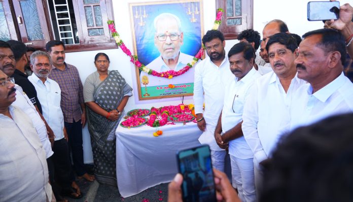 Minister Seethakka visits Jaipal Reddys family