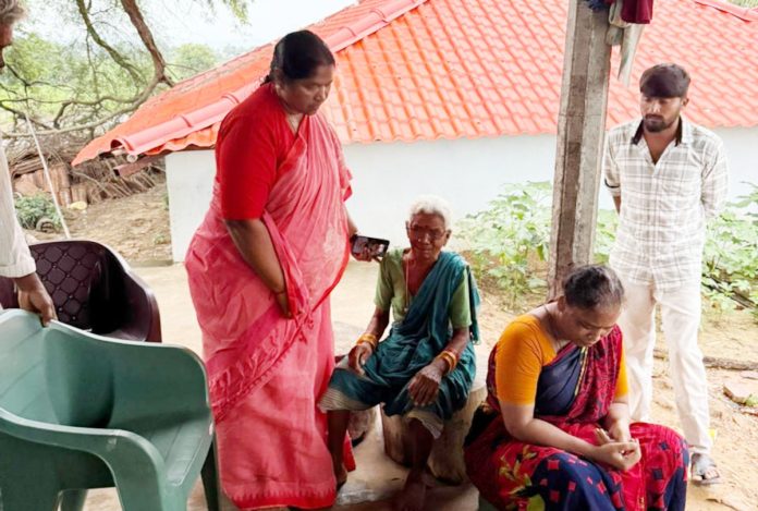 Minister Seethakka visits the victims family
