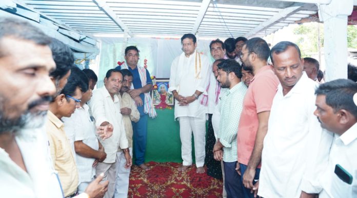 Minister Sridhar Babu visits Prakash Reddys family
