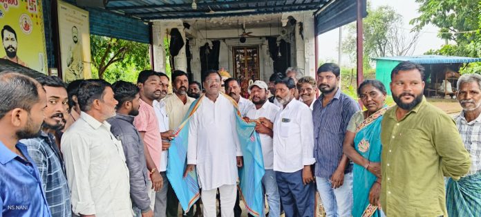 Minister Vivek honored by Mala Mahanadu leaders