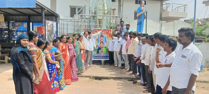 Ministers receive milk anointment at Mandal Center