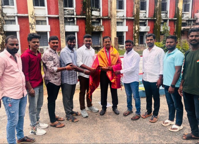 Nookalamari players honour Sampath Rao..