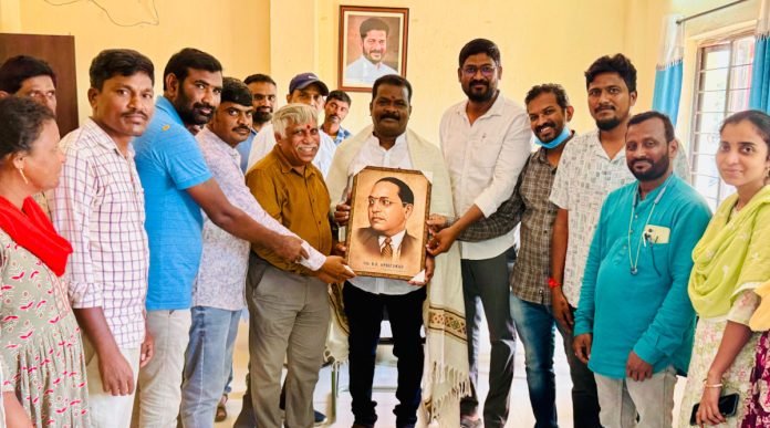 Officials pay tribute to Dandu Ramesh.