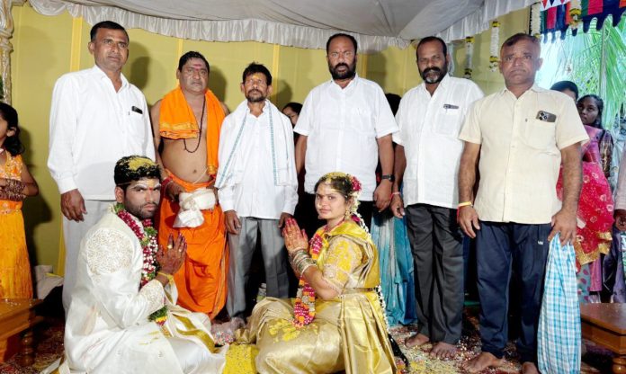 PACS Chairman Ippa Mondayya blessed the bride and groom.