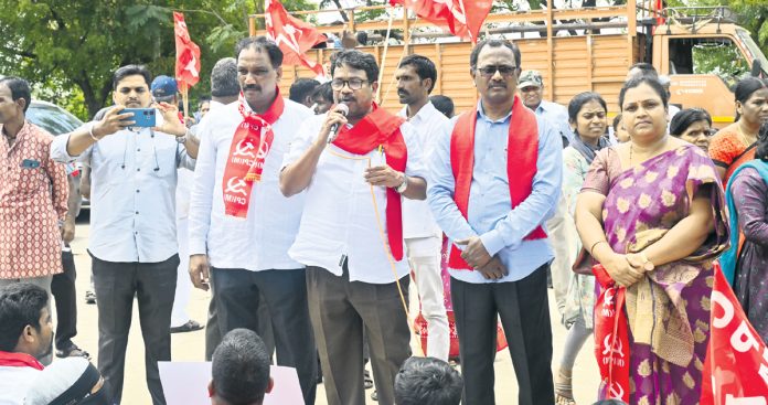 'డబుల్‌' ఇండ్లను ఇవ్వకుంటే..తాళాలు పగులగొట్టి పేదలకిస్తాం