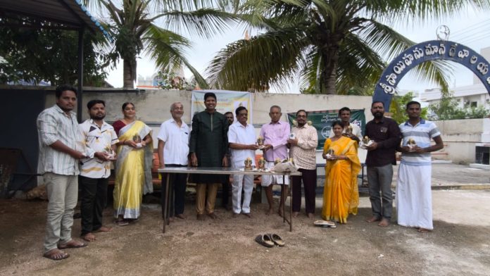 Padakandi Ramu distributes clay Ganesha idols for free