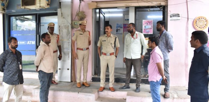 Police Commissioner inspects ATM center where theft occurred