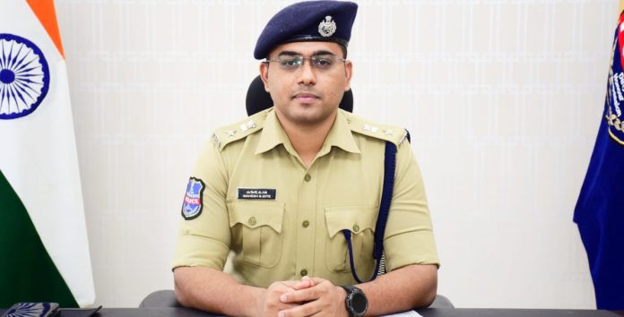Police security at urea distribution centers..