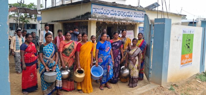 Protest with empty bottles to solve the problem of fresh water