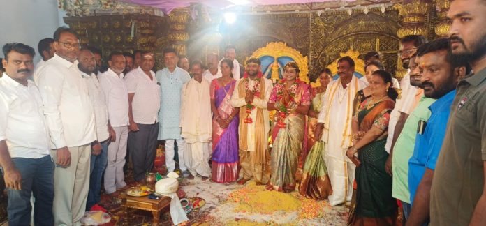 Putta Madhukar blesses the newlyweds