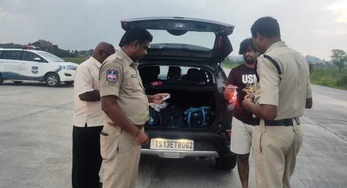 SI Shamshuddin inspected the vehicles.