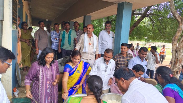 Sub-Collector congratulates couple who donated food to flood victims