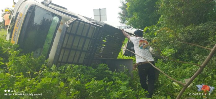 Tata Ace vehicle overturns at Chepur bypass...