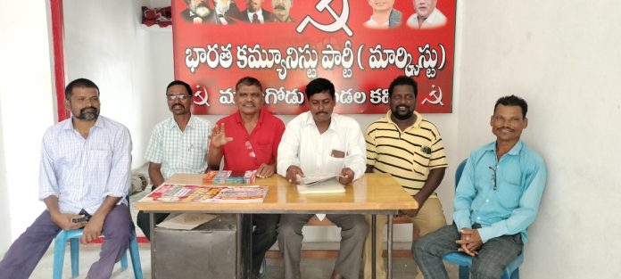 The central government is writing a death warrant for cotton farmers.