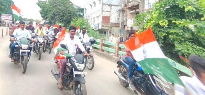 The national flag should be hoisted on every house.