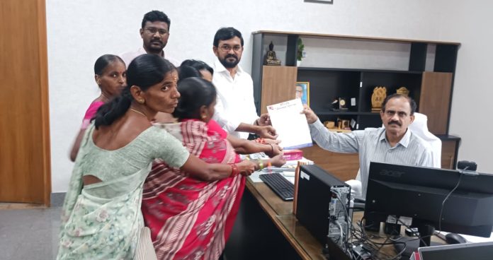 The order given to female VRAs should be cancelled: Dandi Venkat