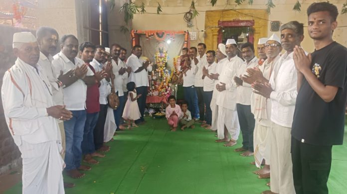 The worshipped deity of the Nai Brahmins is Santhu Seva Maharaj.