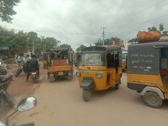 Traffic control measures are lacking at Madnur old bus stand