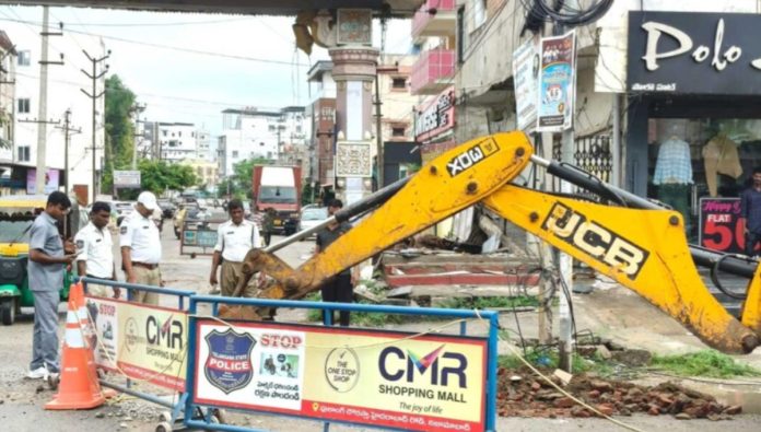 Traffic police fill potholes