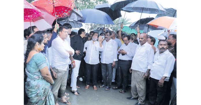 అప్రమత్తంగా ఉండాలి