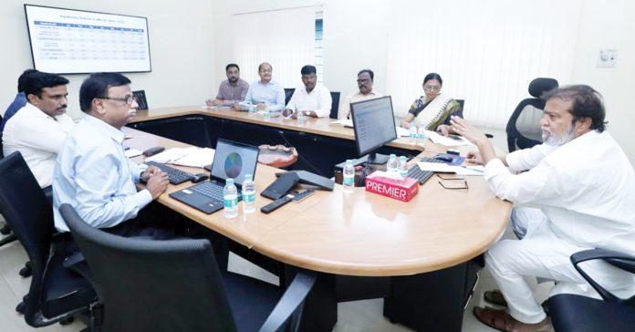 చికిత్స మధ్యలో రోగులను డిశ్చార్జి చేస్తే కఠిన చర్యలు