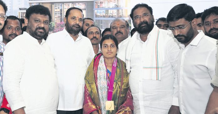 చాంపియన్‌ తానిపర్తి చికితకు ఘన స్వాగతం