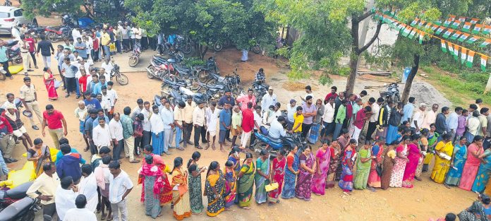 పీఏసీఎస్‌ల వద్ద రైతుల బారులు