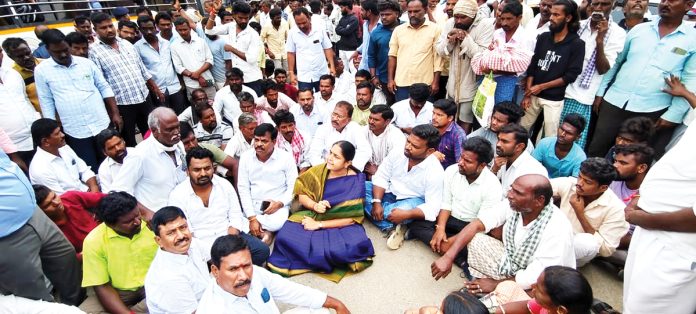యూరియా కోసం అన్నదాతల ఆందోళనలు