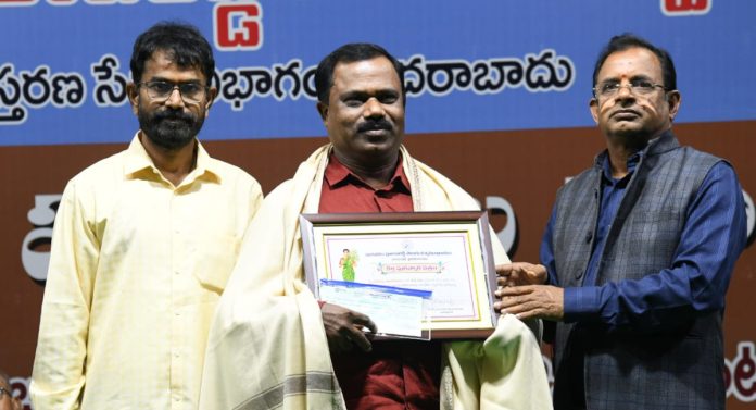 Anjaneyulu conferred with Telugu Universitys prestigious award