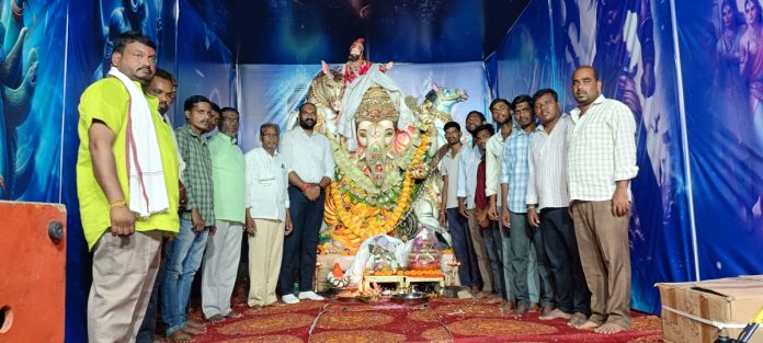 Bandi War Vijay visits the Kapu Vinayaka Mandapam in Munnur
