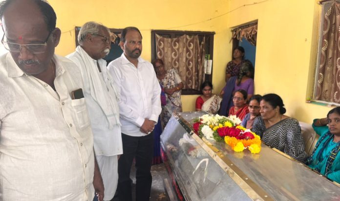 Busireddy pays tribute to Pal Reddy Satyanarayana Reddys mortal remains