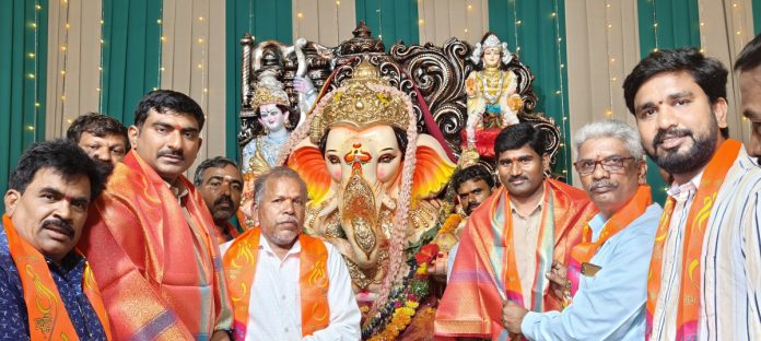 CI worships at Vignyaraja Vinayaks mandapam