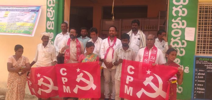 CPI(M) dharna demanding adequate distribution of urea to farmers.