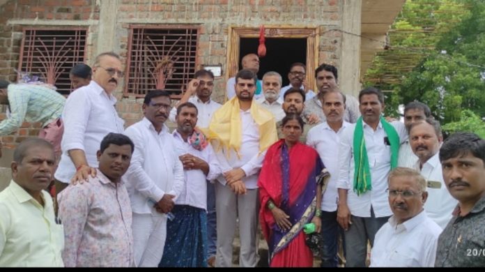 Congress leaders inspect construction of Indirammas houses