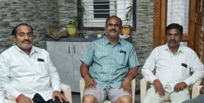 Congress leaders visit head constable who was stabbed