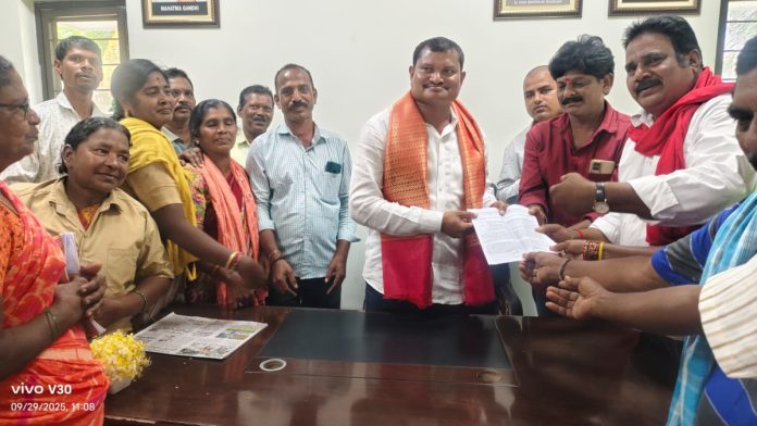 Daily wage workers request to MLA Jare