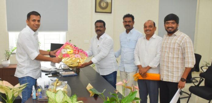 Dandu Ramesh meets District SP Kiran Khare