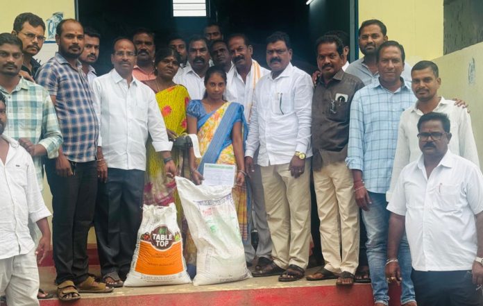 Distribution of fine rice to new ration card beneficiaries
