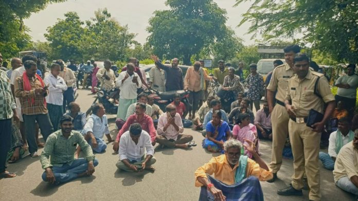 Farmers agitation on Raikal-Jagityala road
