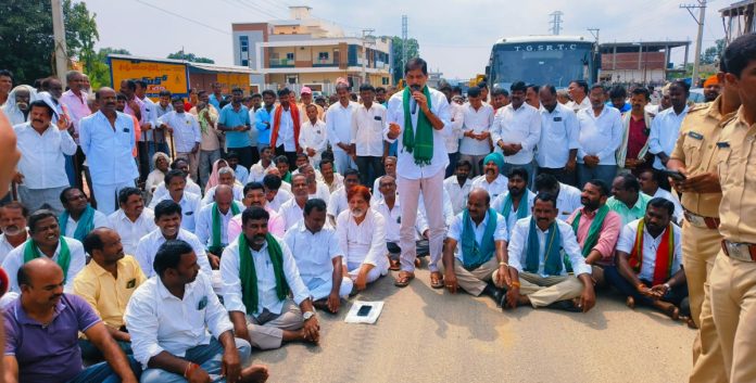 Farmers protest under the auspices of the All-Party..