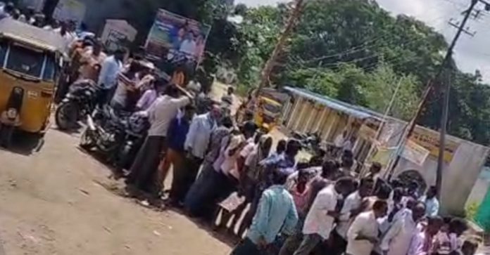 Farmers queue up for urea